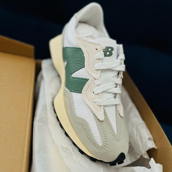 New Balance 327 Unisex Women 6 / Men 4.5 Sneakers Shoes White Leather Dark Green - Picture 2 of 9